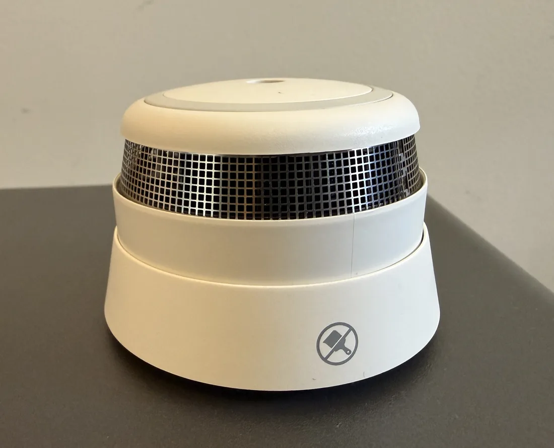 frient Zigbee-rookmelder van dichtbij, wit met metalen rookinlaat