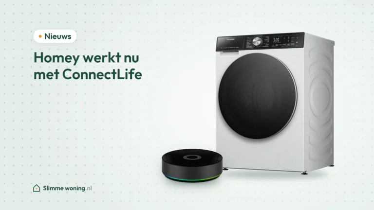 De Homey Pro vooraan, met een witte Hisense WF5S1045BW-wasmachine erachter, een van de ConnectLife-merken
